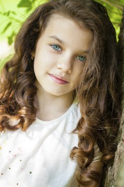 Güzel bir genç kızın portresi. 