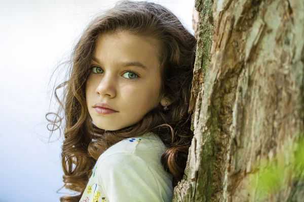 Porträtt av en vacker ung flicka — Stockfoto
