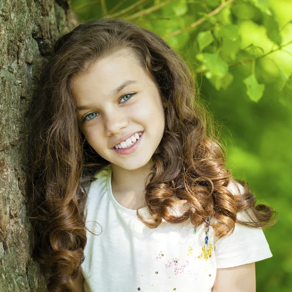 Porträt eines schönen jungen Mädchens — Stockfoto