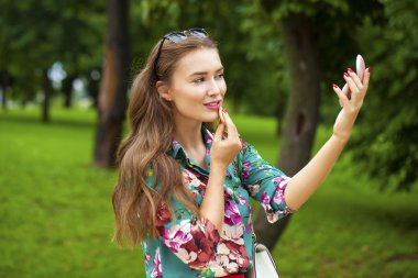 Genç esmer kadın Yardımcısı ruj güzel yakın çekim