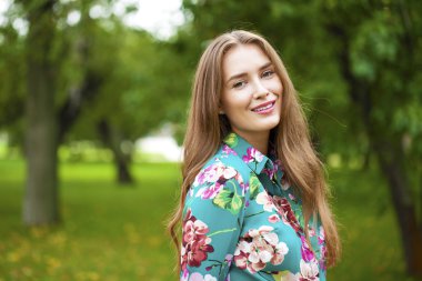 güzel genç mutlu kadın portresi 