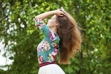 Genç esmer kadın beyaz etek