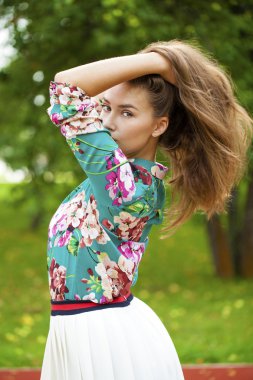 Genç esmer kadın beyaz etek