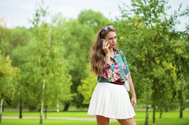 Telefon ederken genç esmer kadın