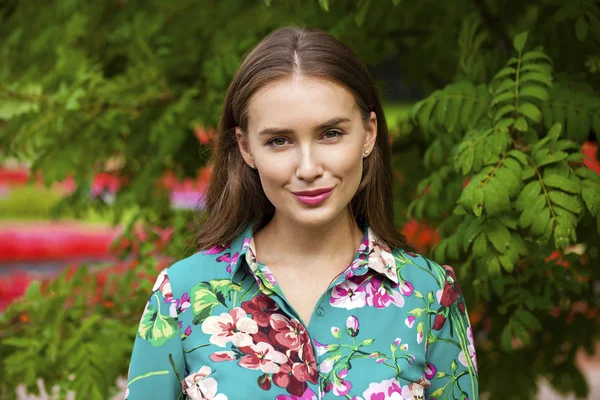 Retrato de hermosa joven feliz mujer — Foto de Stock