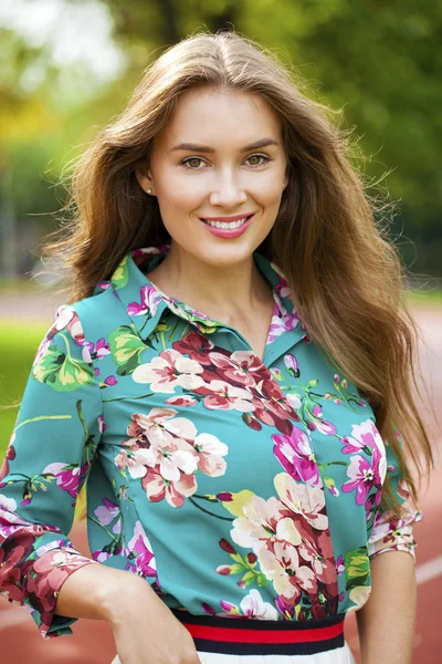 Retrato de hermosa joven feliz mujer —  Fotos de Stock