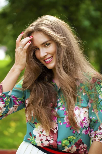 Retrato de hermosa joven feliz mujer — Foto de Stock