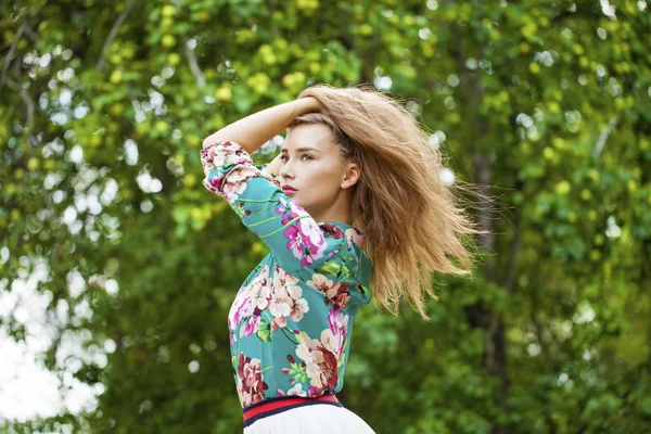 Mladá brunetka žena v bílé sukni — Stock fotografie