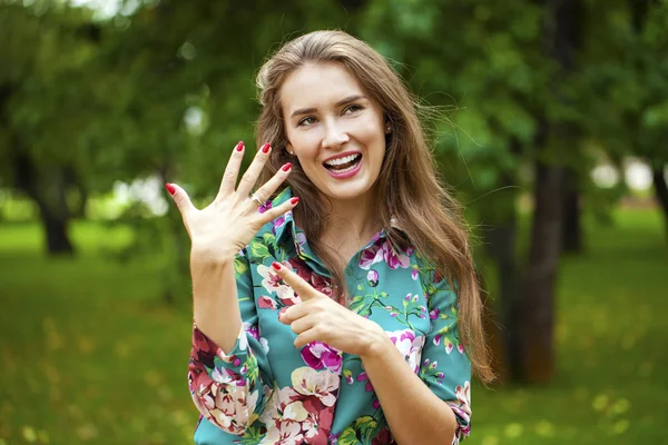 Feliz hermosa mujer mostrando su anillo de compromiso —  Fotos de Stock