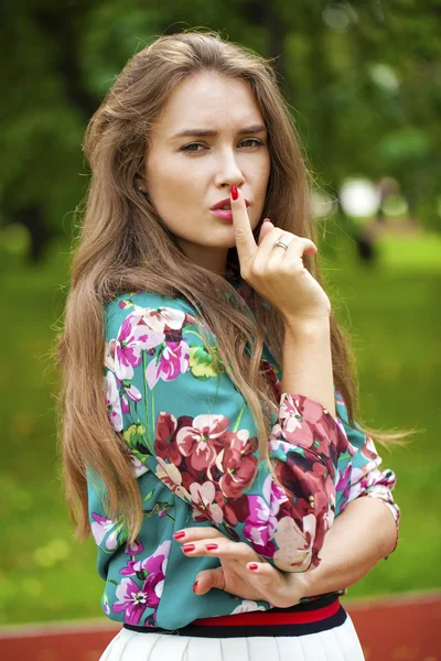 Genç güzel esmer kadın işaret parmağı SIG dudaklarını koydu — Stok fotoğraf