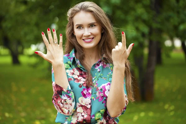 Nişan yüzüğünü gösterilen mutlu güzel kadın — Stok fotoğraf