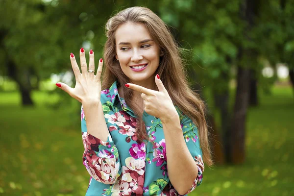 Happy krásná žena ukazuje její zásnubní prsten — Stock fotografie