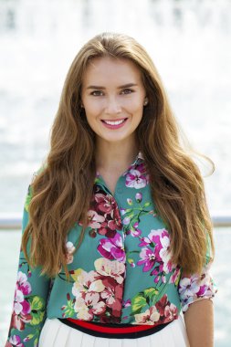 güzel genç mutlu kadın portresi 