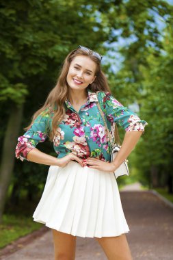 Genç esmer kadın beyaz etek