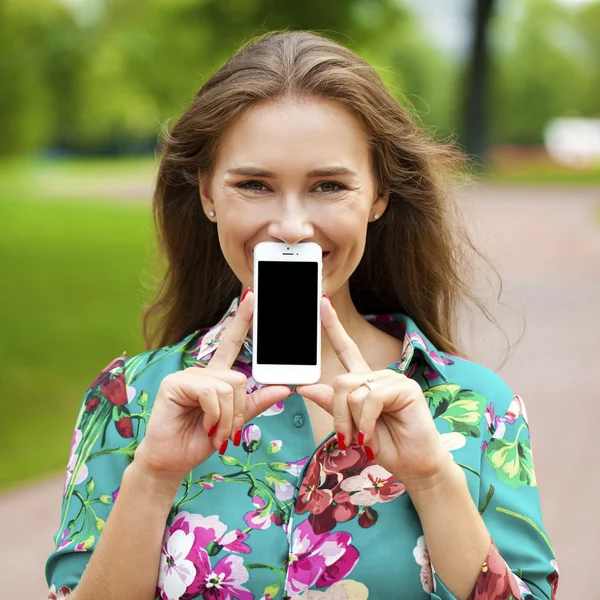 Fiatal gyönyörű lány a smartphone képernyő bemutatás — Stock Fotó