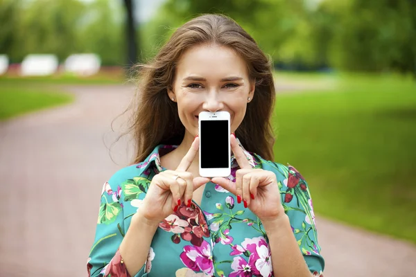 Fiatal gyönyörű lány a smartphone képernyő bemutatás — Stock Fotó