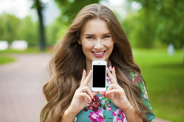 Mooi meisje weergegeven: het scherm van uw smartphone — Stockfoto