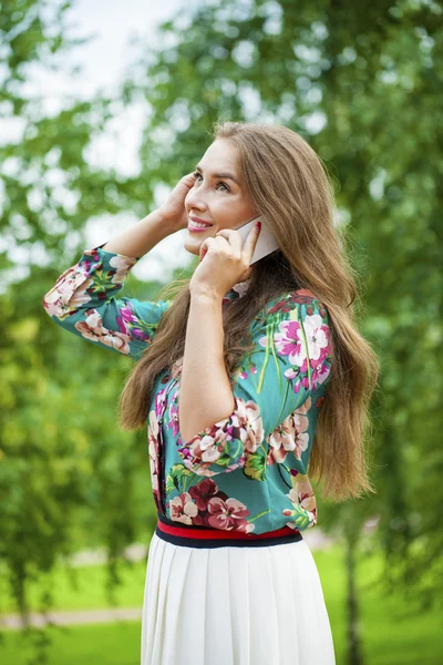 Güzel koyu saçlı genç kadın cep telefonunuza konuşan portresi — Stok fotoğraf