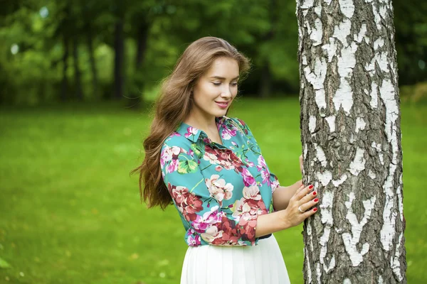 Nahaufnahme, Porträt einer jungen schönen Brünetten — Stockfoto