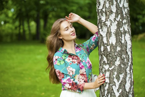 Närbild, porträtt av en ung vacker brunett flicka — Stockfoto