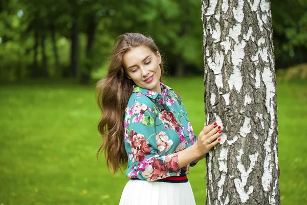 Close-up, portret van een jonge mooie brunette meisje — Stockfoto