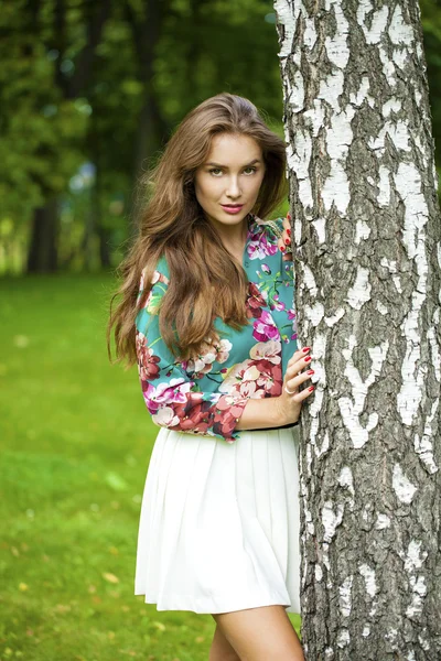 Close up, portrait of a young beautiful brunette girl — Stock Photo, Image