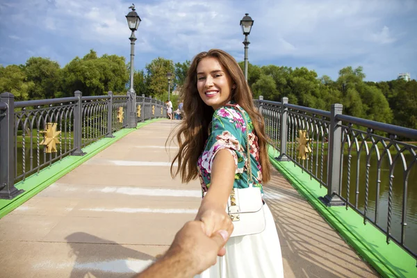 Beni takip et, güzel genç kadın bir adamın elini tutar — Stok fotoğraf