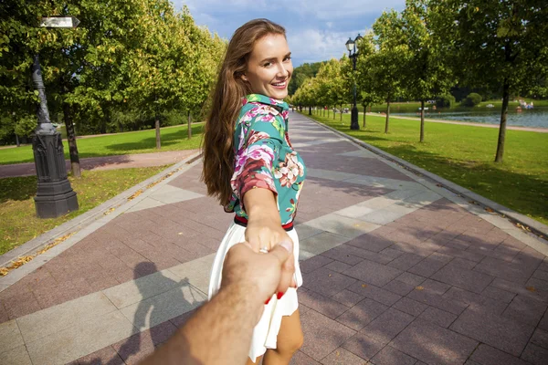 Sígueme, Hermosa joven toma la mano de un hombre —  Fotos de Stock