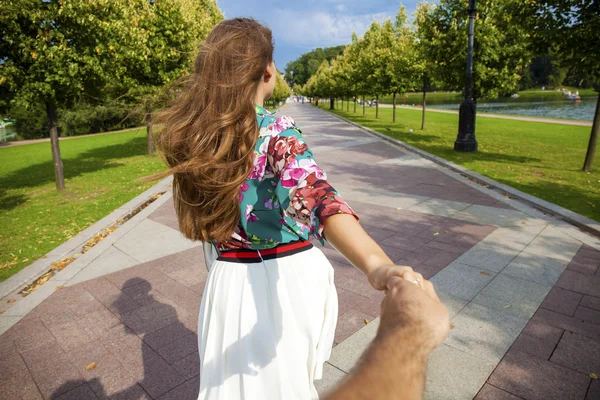 Следуйте за мной, красивая молодая женщина держит руку мужчины — стоковое фото