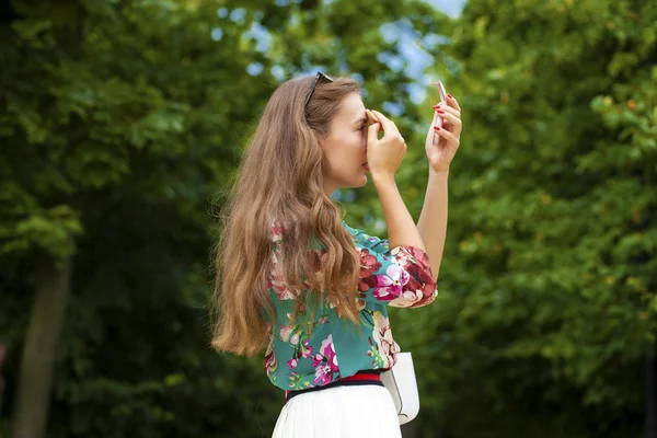 Assistent lippenstift mooie jonge brunette vrouw close-up — Stockfoto