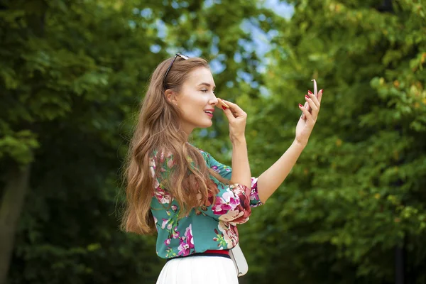 Assistenten läppstift vacker ung brunett kvinna på nära håll — Stockfoto