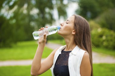 Genç güzel koyu saçlı kadın içme suyu portresi 