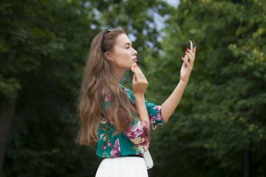 Genç esmer kadın Yardımcısı ruj güzel yakın çekim