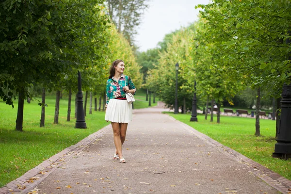 Jonge brunette vrouw in witte rok — Stockfoto