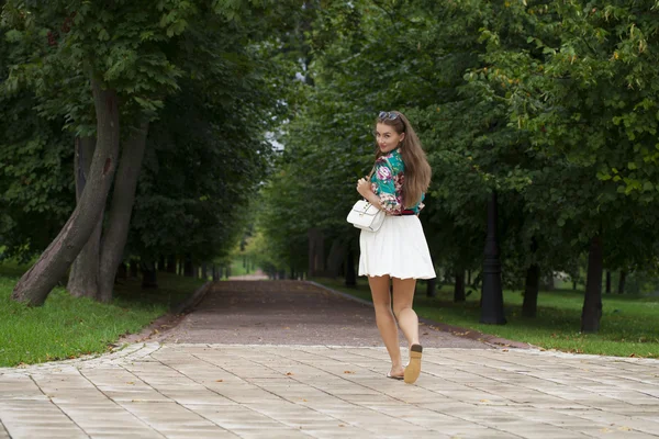 Giovane donna bruna — Foto Stock