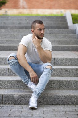 Genç yakışıklı bir adamın portresi. 