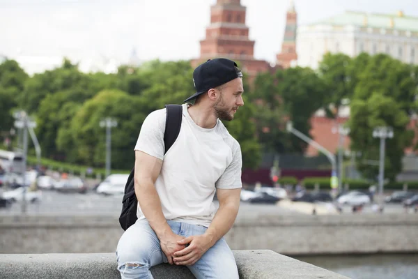 Portret van een jonge knappe man — Stockfoto