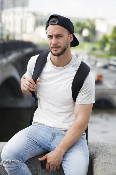 Porträtt av en ung stilig man — Stockfoto