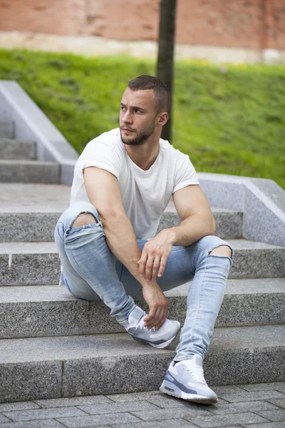 Genç yakışıklı bir adamın portresi. 