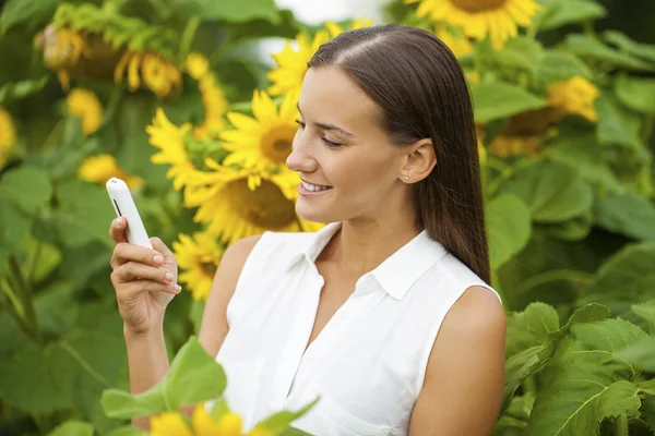 Nahaufnahme Porträt der schönen fröhlichen Frau mit Sonnenblume — Stockfoto