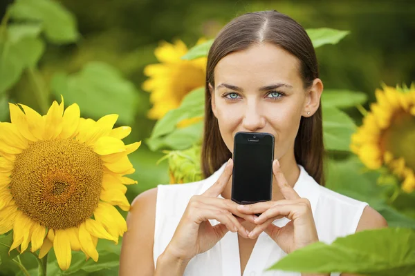 Junges schönes Mädchen zeigt ihren Smartphone-Bildschirm — Stockfoto