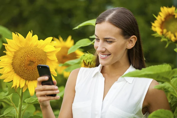 Nahaufnahme Porträt der schönen fröhlichen Frau mit Sonnenblume — Stockfoto