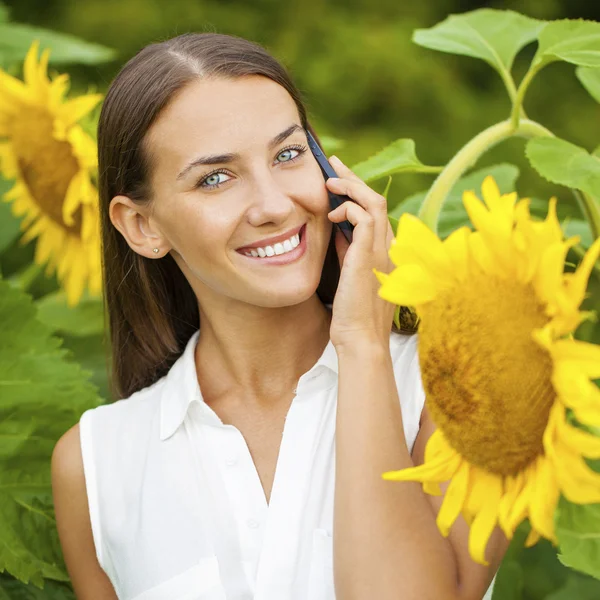 Close-up portret van mooie vrolijke vrouw met zonnebloemen — Stockfoto