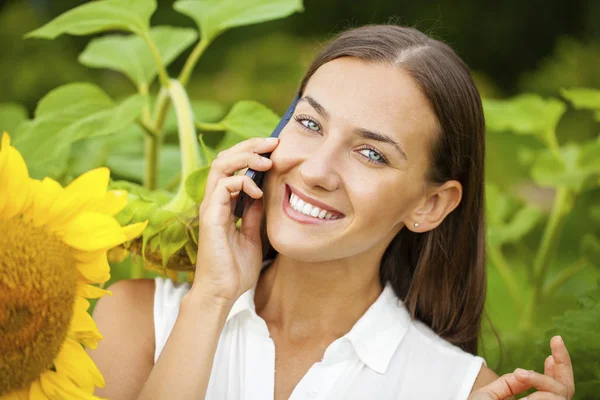 Close-up portret van mooie vrolijke vrouw met zonnebloemen — Stockfoto