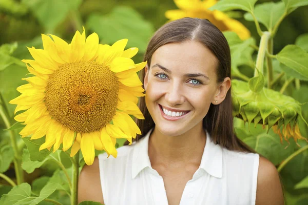 Gelukkige vrouw met zonnebloemen — Stockfoto