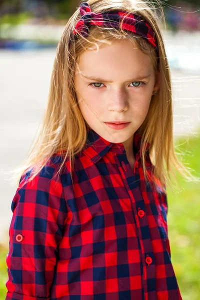 Kızıl Saçlı Ekose Gömlekli Küçük Bir Kızın Portresi — Stok fotoğraf