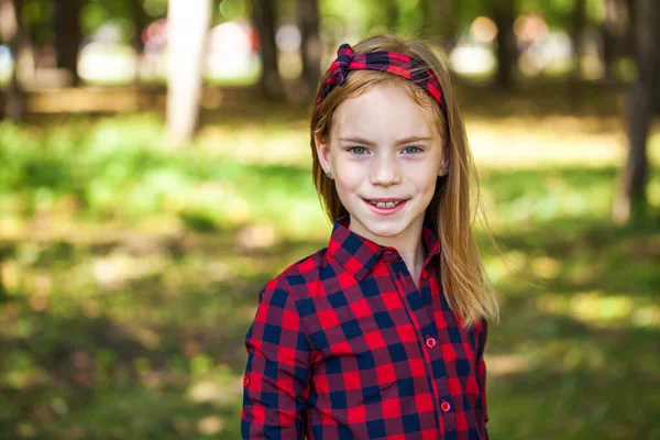 Portrait Une Petite Fille Rousse Chemise Carreaux Rouge — Photo