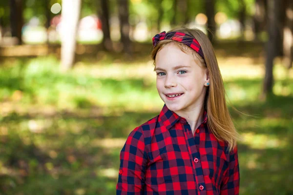 Retrato Una Niña Pelirroja Con Una Camisa Cuadros Roja — Foto de Stock