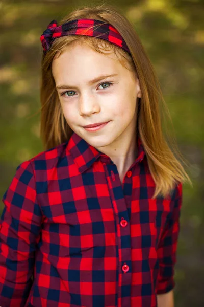 Retrato Uma Menina Ruiva Com Uma Camisa Xadrez Vermelha — Fotografia de Stock