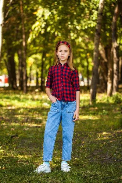 Retrato Una Niña Pelirroja Con Una Camisa Cuadros Roja —  Fotos de Stock